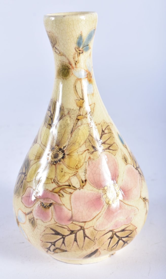 A HUNGARIAN ZSOLNAY PECS VASE. 13.5 cm high.: A HUNGARIAN ZSOLNAY PECS VASE. 13.5 cm high.