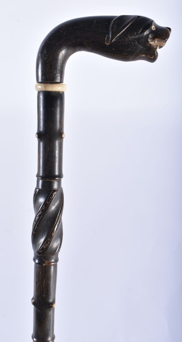 A 19TH CENTURY ANGLO INDIAN FULL LENGTH HORN WALKING CANE with beast terminal. 88 cm long.: A 19TH CENTURY ANGLO INDIAN FULL LENGTH HORN WALKING CANE with beast terminal. 88 cm long.