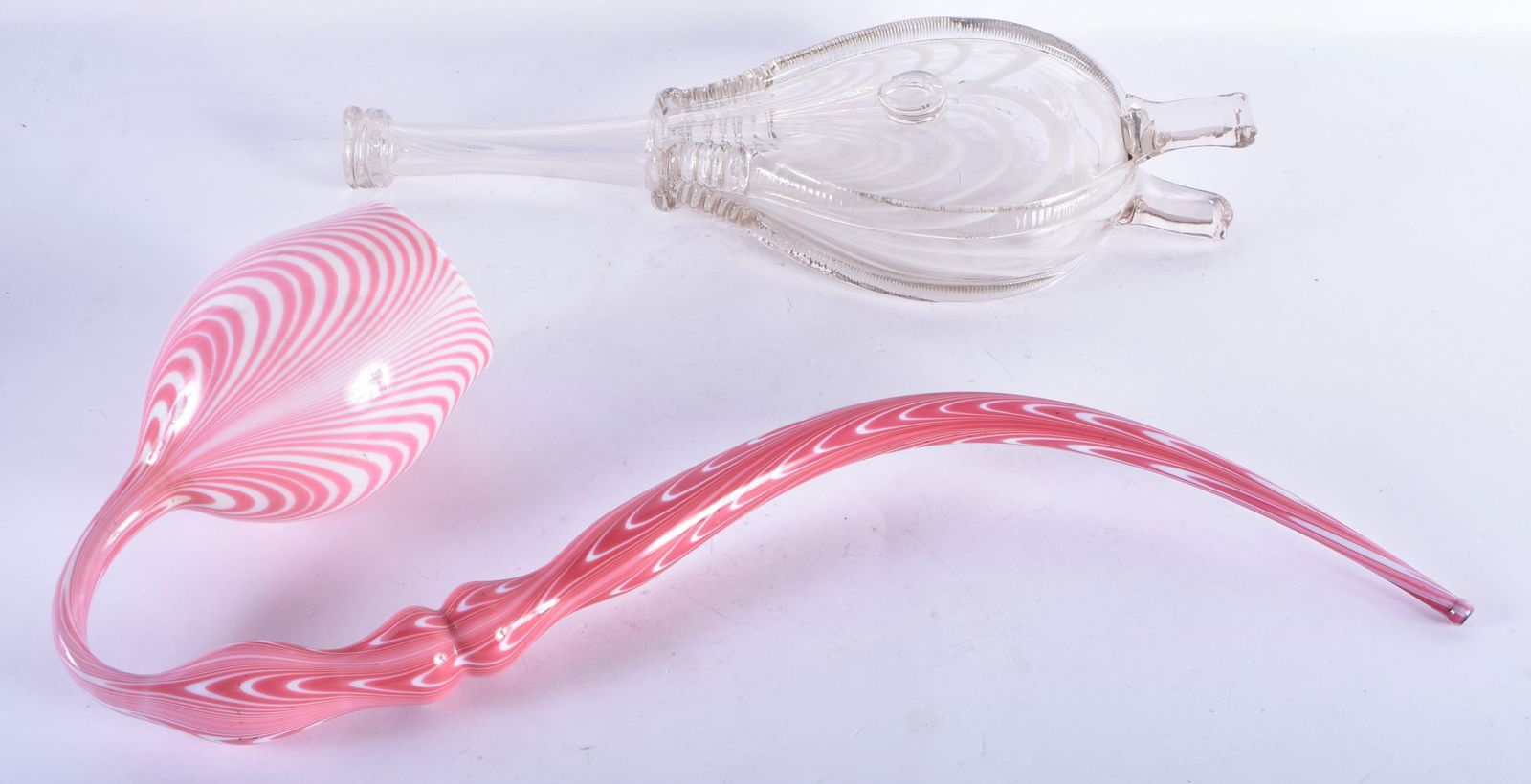 AN UNUSUAL LARGE NAILSEA GLASS PIPE together with a pair of Nailsea glass bellows. Largest 42 cm wid: AN UNUSUAL LARGE NAILSEA GLASS PIPE together with a pair of Nailsea glass bellows. Largest 42 cm wide. (2)