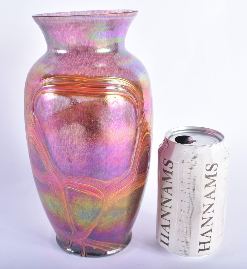 A LOVELY LOETZ TYPE IRIDESCENT GLASS VASE. 23.5 cm high. (1 of 5)