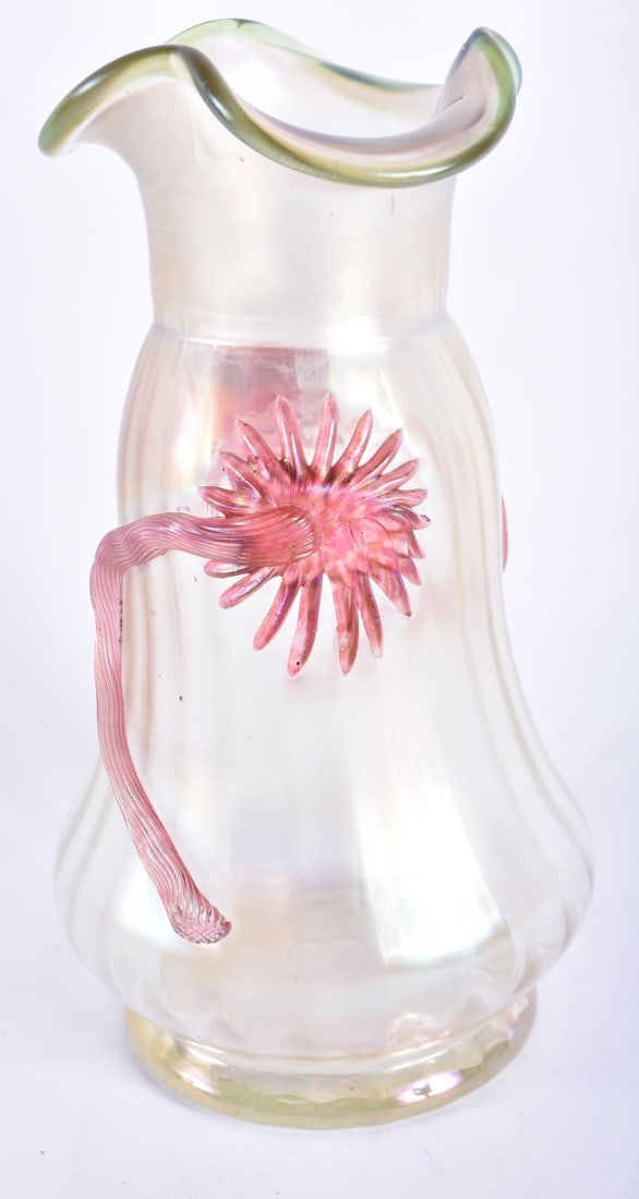 AN ART NOUVEAU LOETZ TYPE IRIDESCENT GLASS VASE. 19 cm high. (1 of 5)