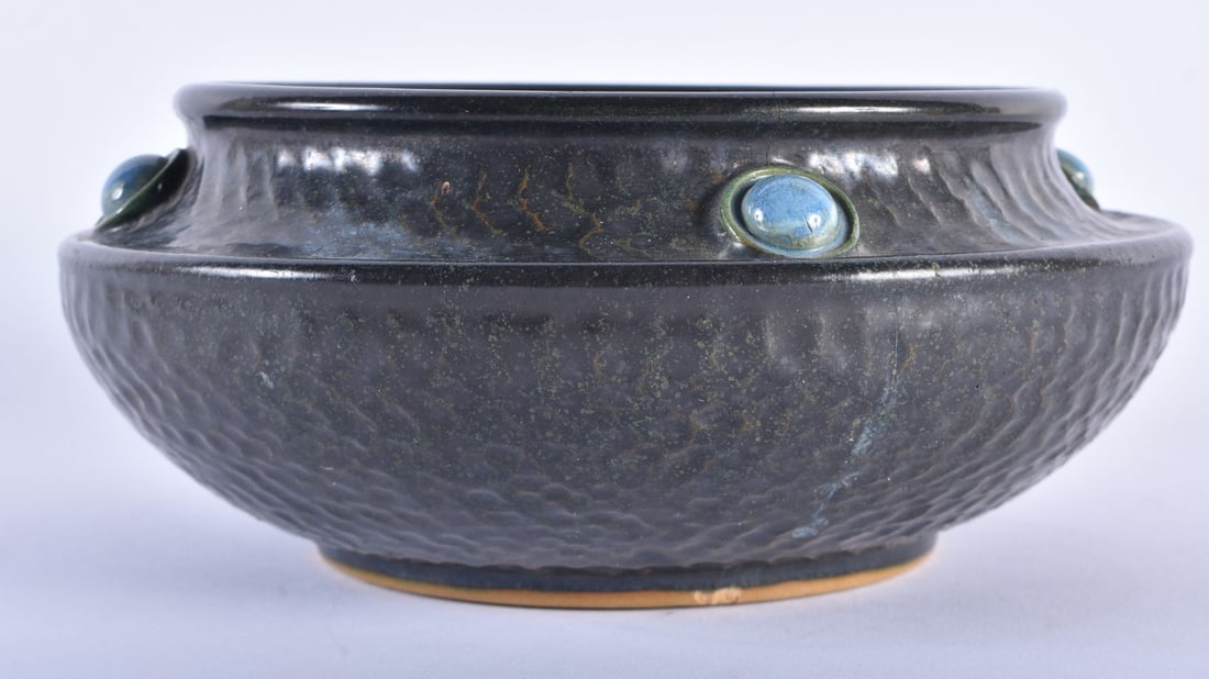 A RUSKIN TYPE POTTERY BOWL. 19 cm wide.: A RUSKIN TYPE POTTERY BOWL. 19 cm wide.