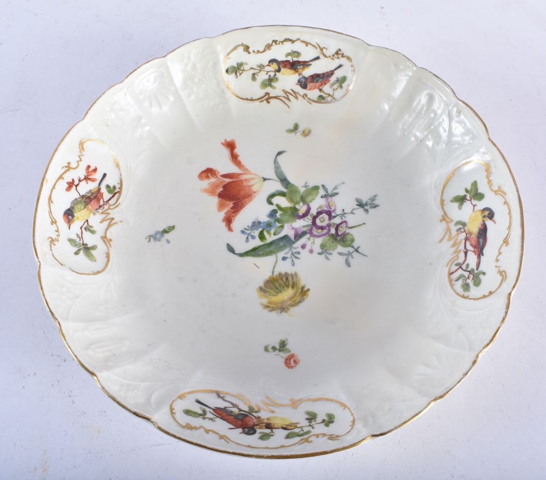A LARGE 18TH CENTURY GERMAN MEISSEN PORCELAIN DISH. 24 cm wide. (1 of 4)