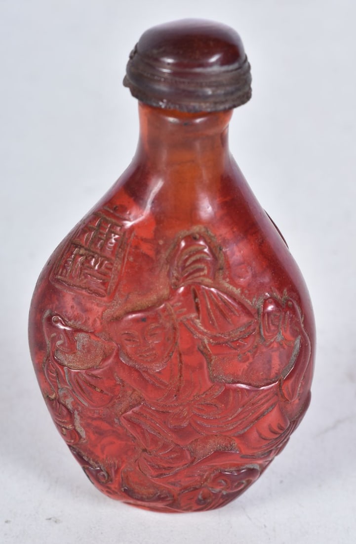A CHINESE AMBER TYPE SNUFF BOTTLE. 37.8 grams. 7.25 cm x 4 cm.: A CHINESE AMBER TYPE SNUFF BOTTLE. 37.8 grams. 7.25 cm x 4 cm.