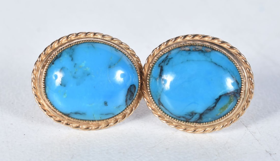 9ct gold turquoise cabochon stud earrings. 3.3 grams. 1.5 cm x 1.25 cm.: 9ct gold turquoise cabochon stud earrings. 3.3 grams. 1.5 cm x 1.25 cm.