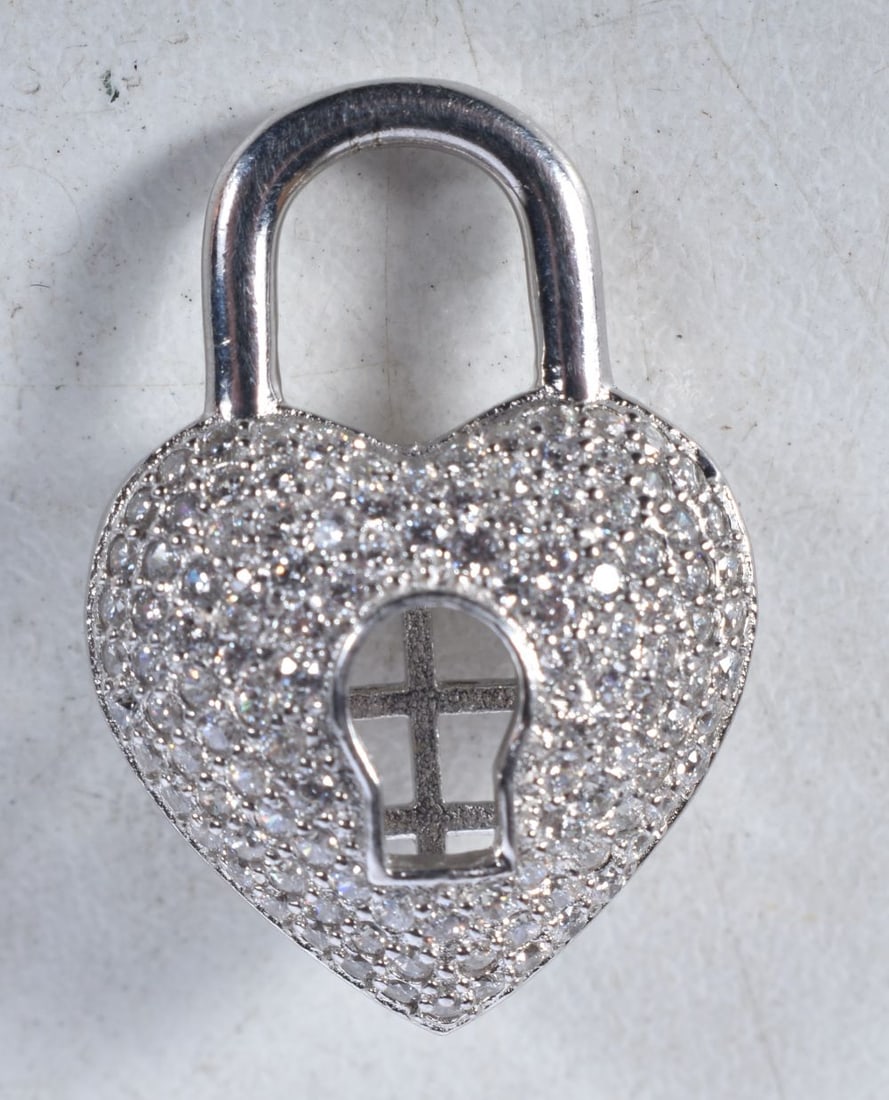 A SILVER HEART PENDANT. 4.5 grams. 2.5 cm x 1.75 cm.: A SILVER HEART PENDANT. 4.5 grams. 2.5 cm x 1.75 cm.