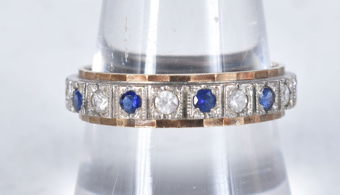 AN EDWARDIAN BI METAL SAPPHIRE RING. Q. 3.3 grams.: AN EDWARDIAN BI METAL SAPPHIRE RING. Q. 3.3 grams.
