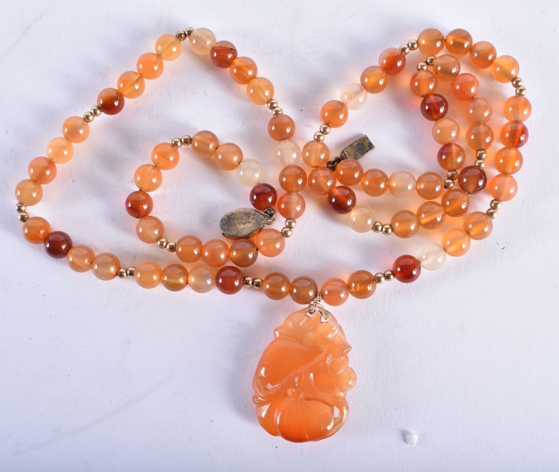 AN EARLY 20TH CENTURY CHINESE CARVED AGATE NECKLACE Late Qing/Republic. 68.6 grams. 72 cm long, pend (1 of 5)