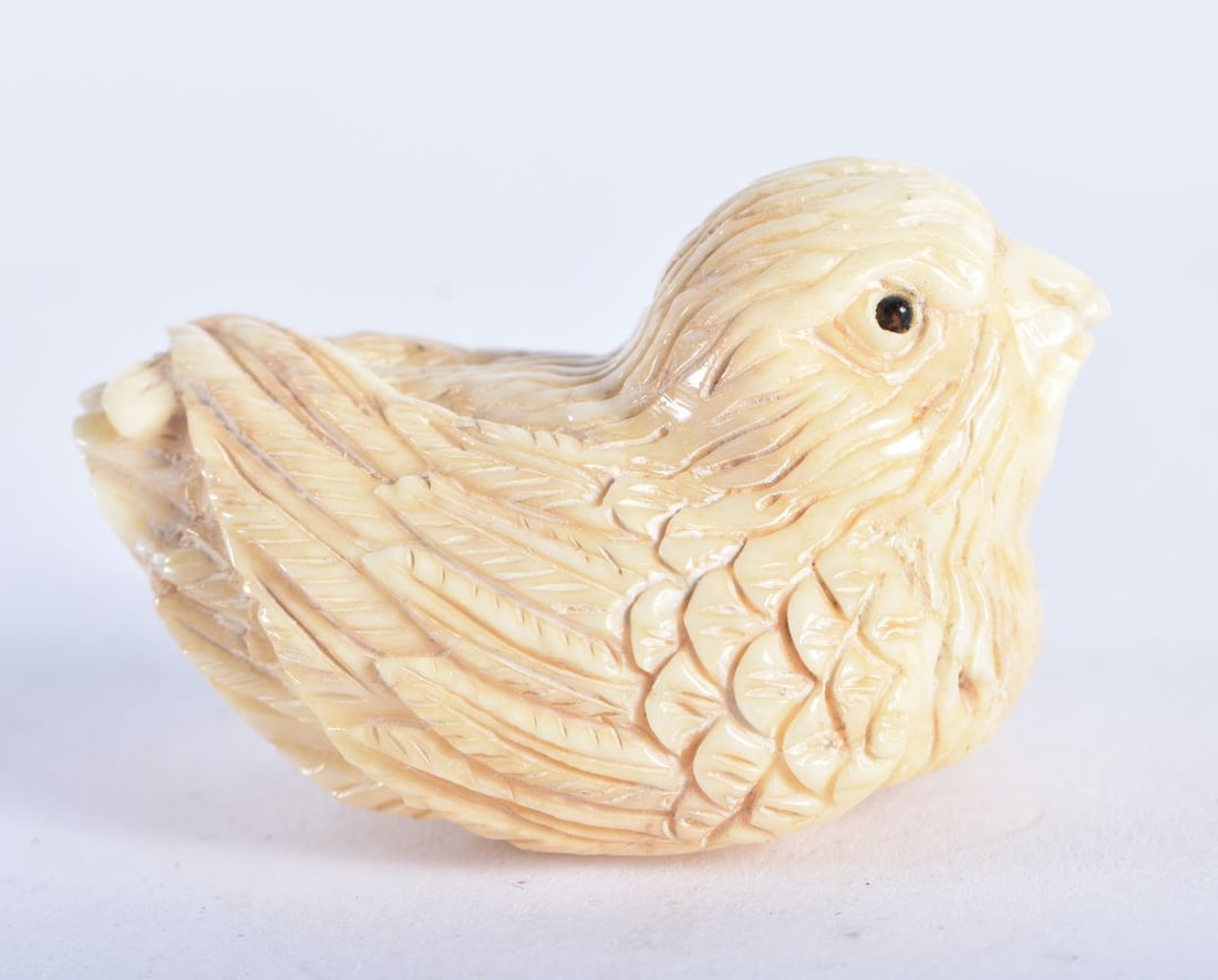 A JAPANESE CARVED BONE BIRD NETSUKE. 29.4 grams. 3 cm x 4.25 cm.: A JAPANESE CARVED BONE BIRD NETSUKE. 29.4 grams. 3 cm x 4.25 cm.