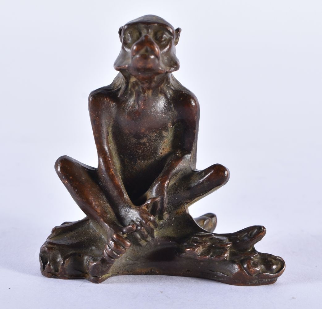A JAPANESE BRONZE GORILLA OKIMONO. 156 grams. 5.75 cm x 5.5 cm. (1 of 3)