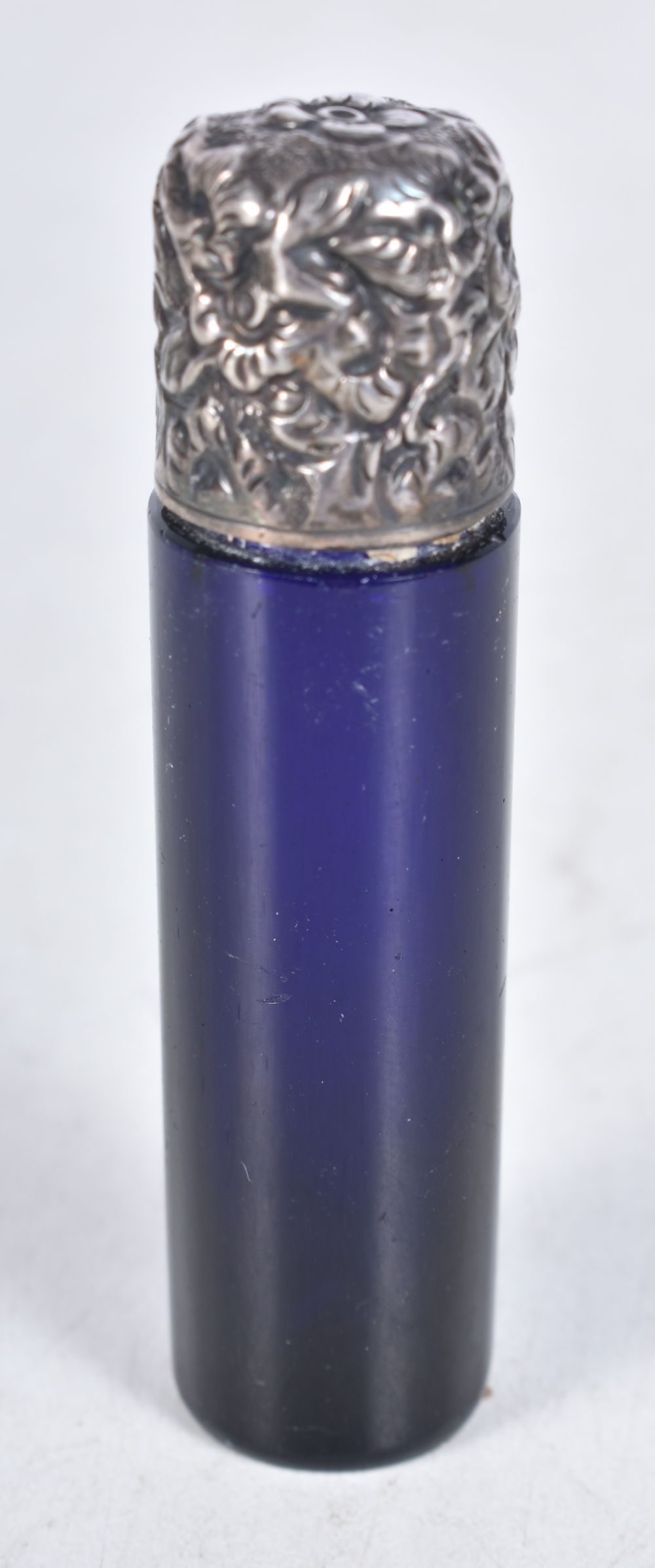 A SILVER MOUNTED BRISTOL BLUE GLASS SCENT BOTTLE. 25.1 grams. 6.75 cm x 1.75 cm. (1 of 3)