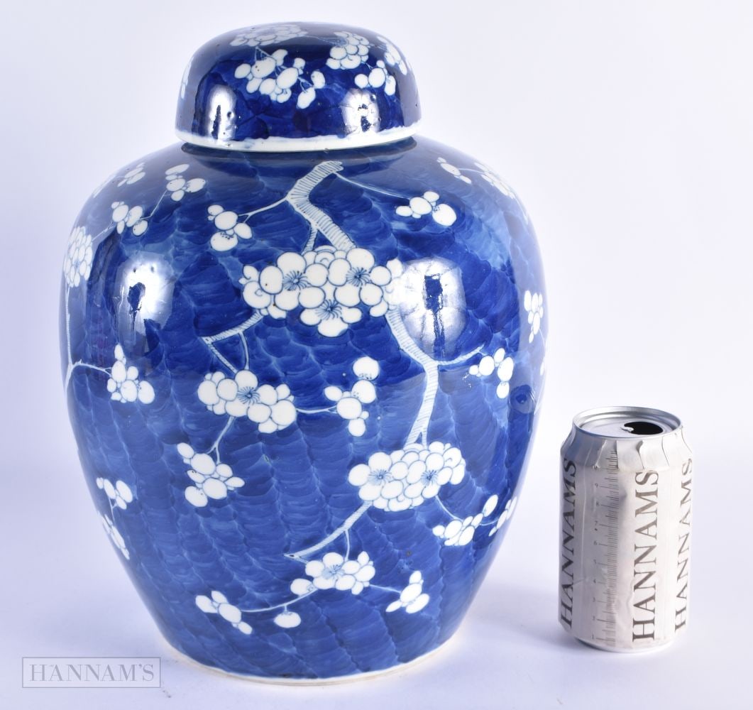 A LARGE 19TH CENTURY CHINESE BLUE AND WHITE PORCELAIN GINGER JAR AND COVER Kangxi style. 32 cm x 22 (1 of 5)