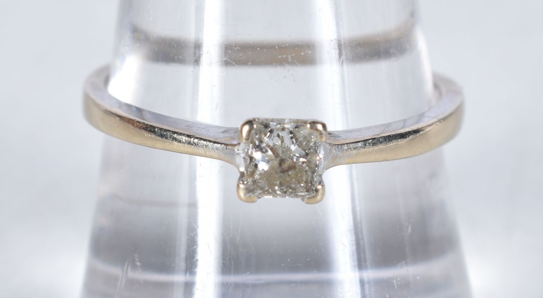 An 18 Carat Gold Princess Cut Diamond Solitaire Ring.  Stamped 750.  Size Q, weight 2.3g (1 of 3)
