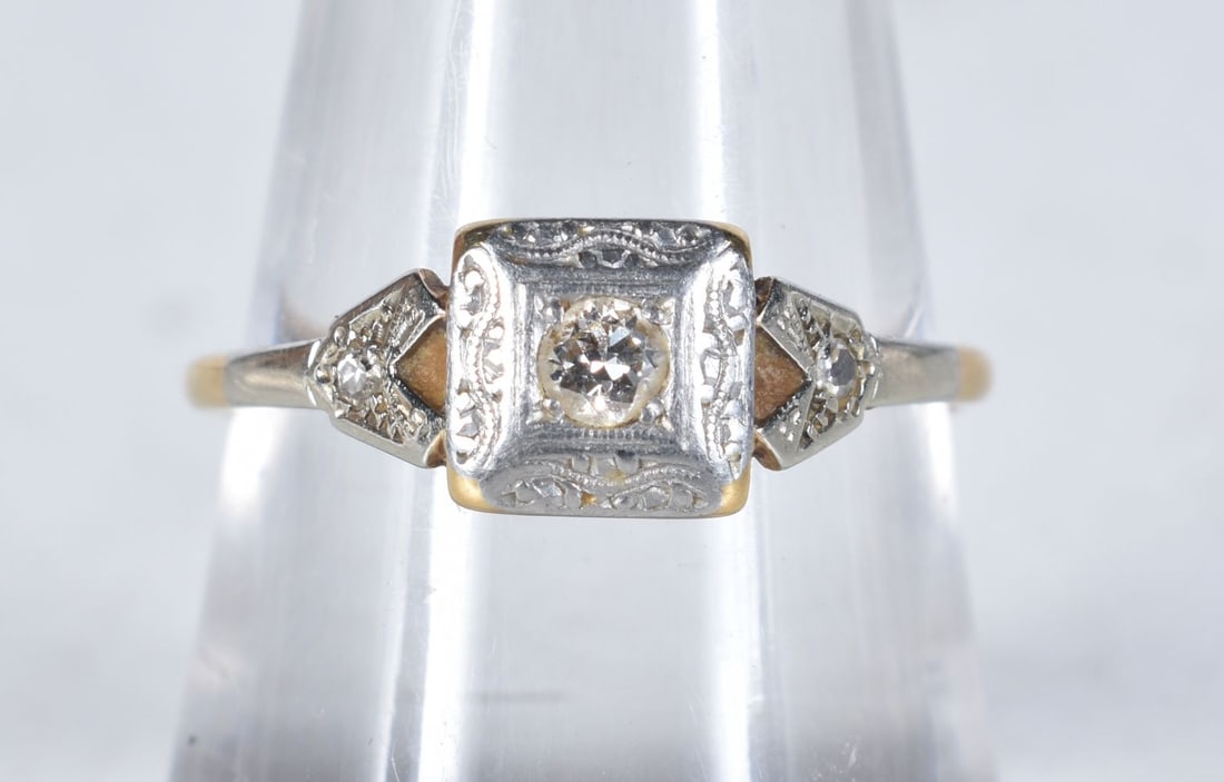An 18 Carat Gold & Platinum Vintage Diamond Patterned Ring.  Stamped 18CT, Size O, weight 2.1g (1 of 3)