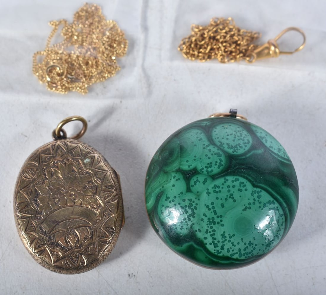 A Malachite Pendant, A Locket and 2 fine Gold Chains. Pendant 2.8 cm diameter (4): A Malachite Pendant, A Locket and 2 fine Gold Chains. Pendant 2.8 cm diameter (4)
