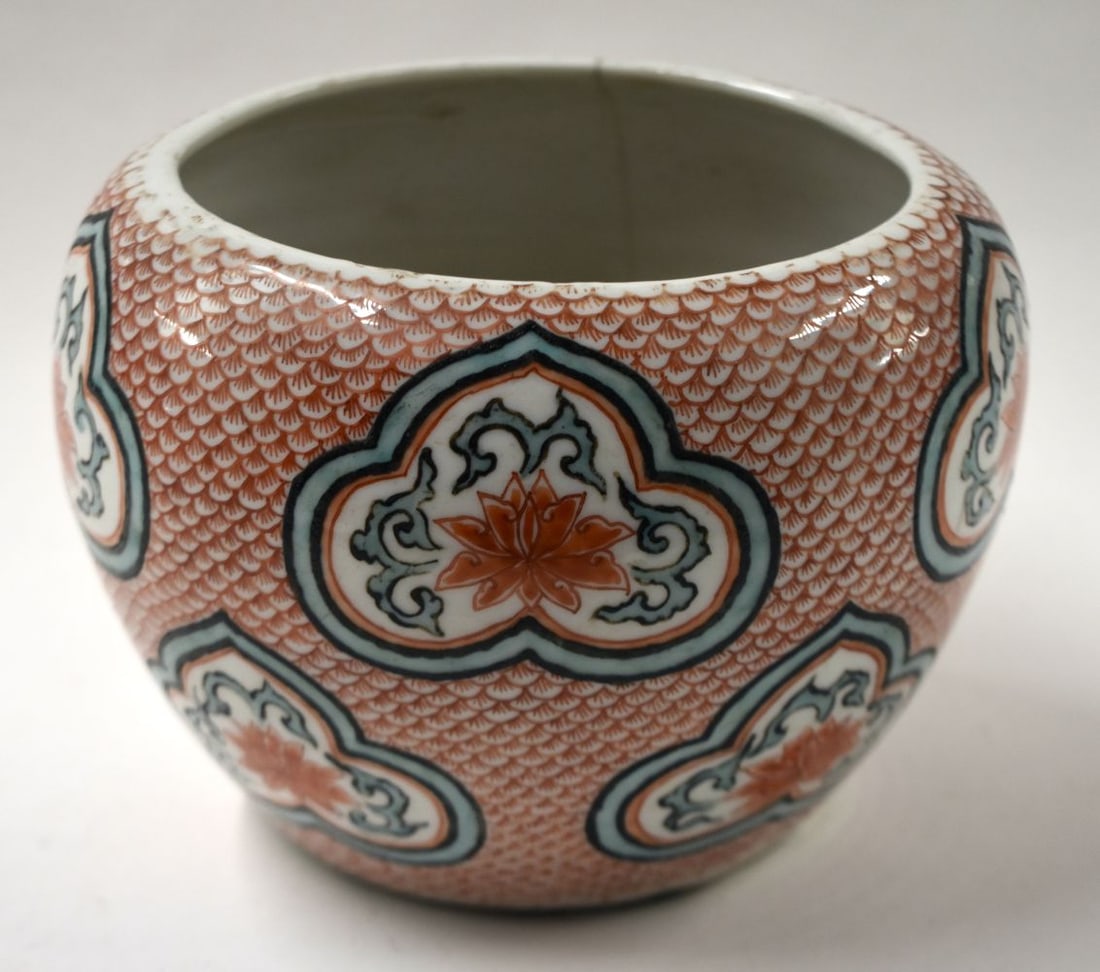 A 17TH CENTURY CHINESE IRON RED WUCAI PORCELAIN JAR Ming/Qing. 17 cm x 13 cm. (1 of 4)