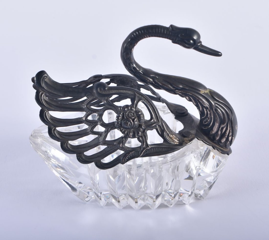 .925 sterling silver topped swan form glass trinket box. 239 grams overall. 10 cm x 10.75 cm. (1 of 4)