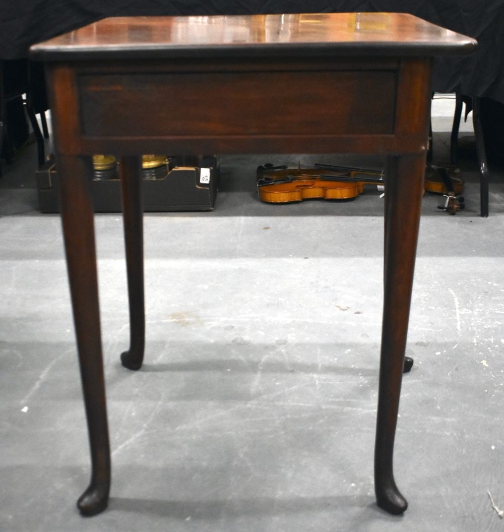 A GEORGE II MAHOGANY TRIANGULAR DROP FLAP TABLE with pull out drawer. 71.5 cm x 57 cm x 57 cm . (1 of 7)