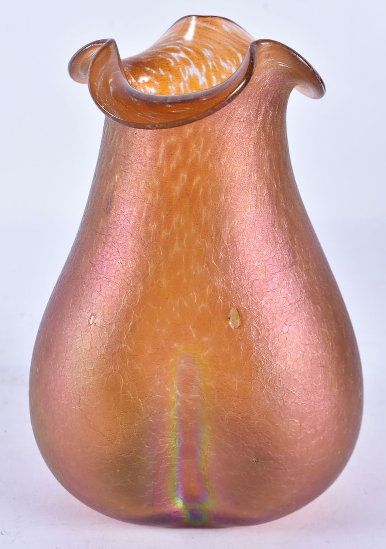 A LOETZ GLASS VASE. 16 cm high.: A LOETZ GLASS VASE. 16 cm high.