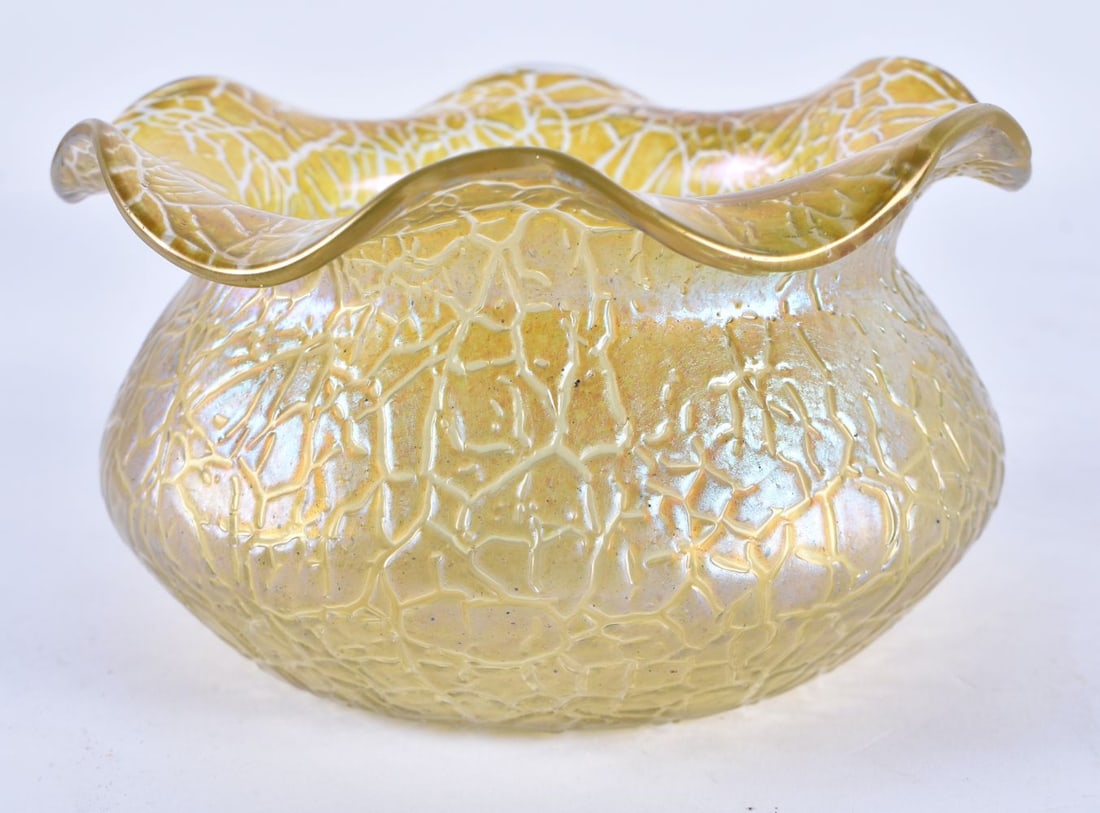 AN AUSTRIAN GLASS BOWL possibly Loetz. 13 cm wide.: AN AUSTRIAN GLASS BOWL possibly Loetz. 13 cm wide.