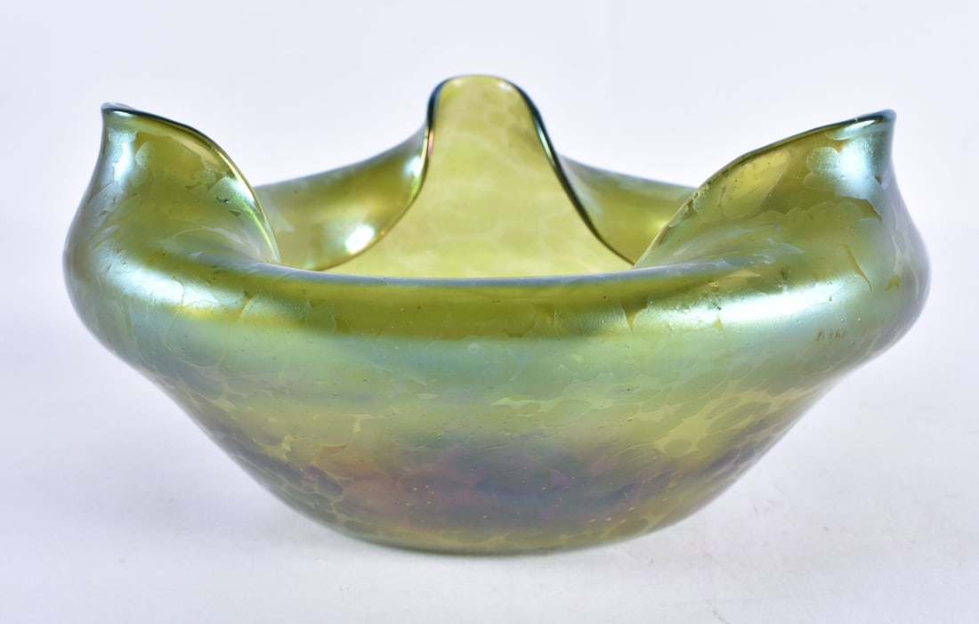 AN ART NOUVEAU AUSTRIAN GREEN GLASS BOWL possibly Loetz. 17 cm wide.: AN ART NOUVEAU AUSTRIAN GREEN GLASS BOWL possibly Loetz. 17 cm wide.
