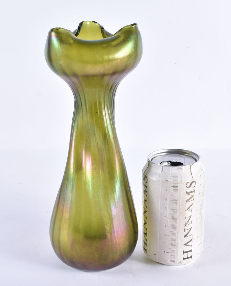 AN ART NOUVEAU AUSTRIAN GREEN GLASS VASE possibly Loetz. 25 cm high.: AN ART NOUVEAU AUSTRIAN GREEN GLASS VASE possibly Loetz. 25 cm high.