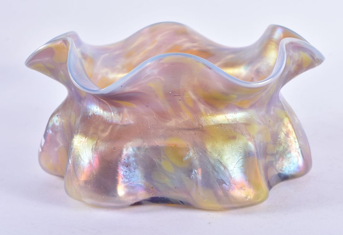 AN ART NOUVEAU AUSTRIAN PURPLE GLASS BOWL possibly Loetz. 14 cm wide.: AN ART NOUVEAU AUSTRIAN PURPLE GLASS BOWL possibly Loetz. 14 cm wide.