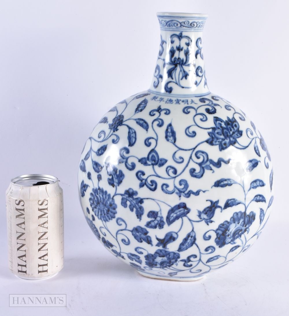 A LARGE CHINESE BLUE AND WHITE PORCELAIN FLASK painted with flowers. 32 cm x 20 cm.: A LARGE CHINESE BLUE AND WHITE PORCELAIN FLASK painted with flowers. 32 cm x 20 cm.