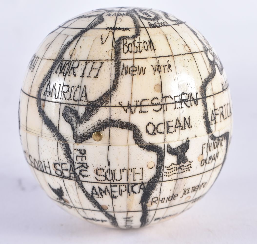 A CONTINENTAL SCRIMSHAW BONE COMPASS. 6.5 cm wide.: A CONTINENTAL SCRIMSHAW BONE COMPASS. 6.5 cm wide.
