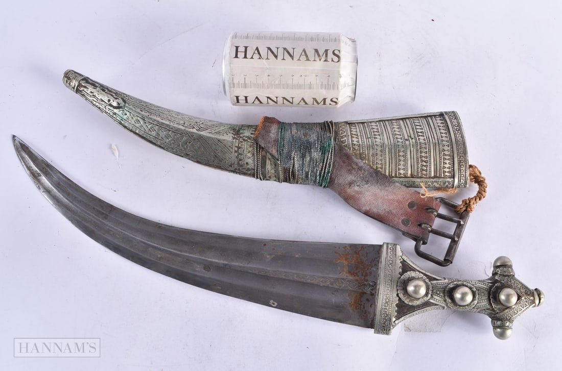 AN ANTIQUE MIDDLE EASTERN DAGGER. 48 cm long. (1 of 6)