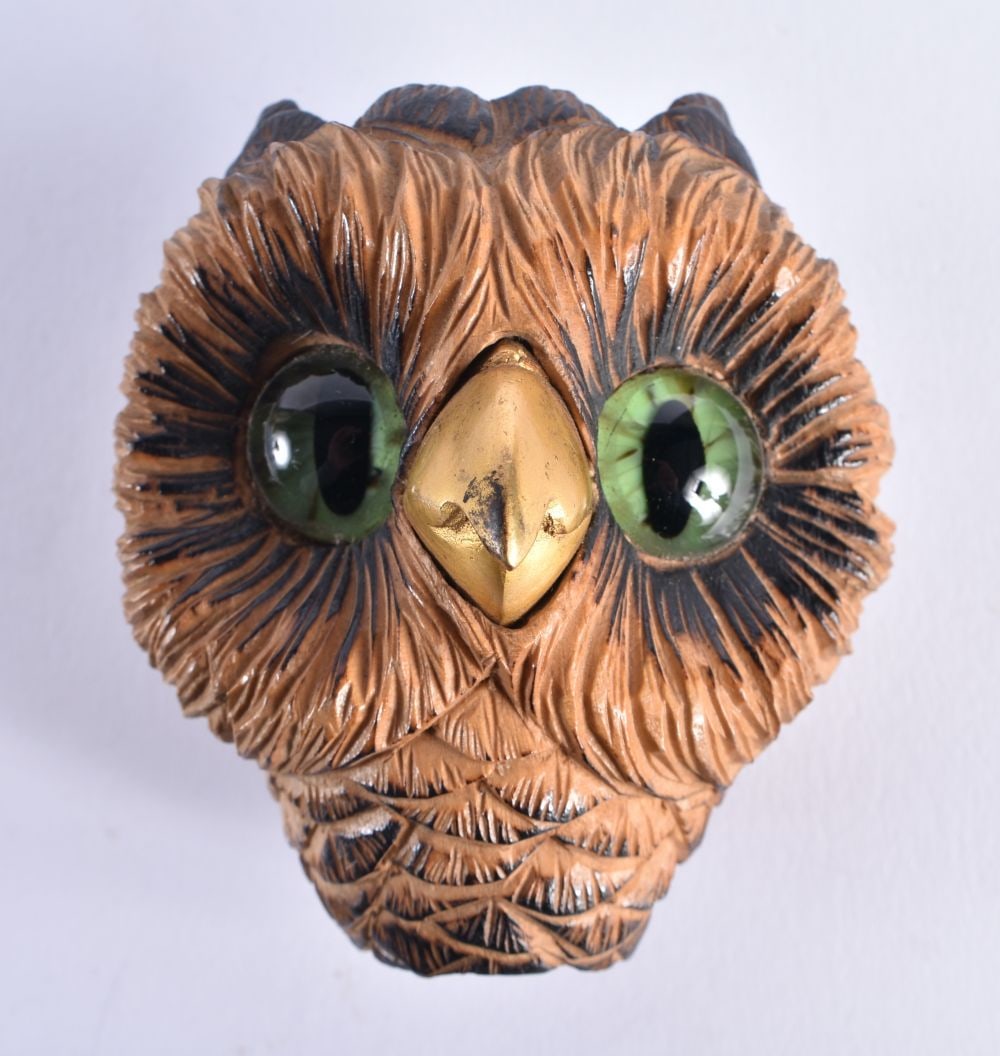 AN EARLY 20TH CENTURY BAVARIAN BLACK FOREST GLASS EYED TREEN WOOD CANE HANDLE formed as an owl. 8 cm: AN EARLY 20TH CENTURY BAVARIAN BLACK FOREST GLASS EYED TREEN WOOD CANE HANDLE formed as an owl. 8 cm x 5.5 cm.