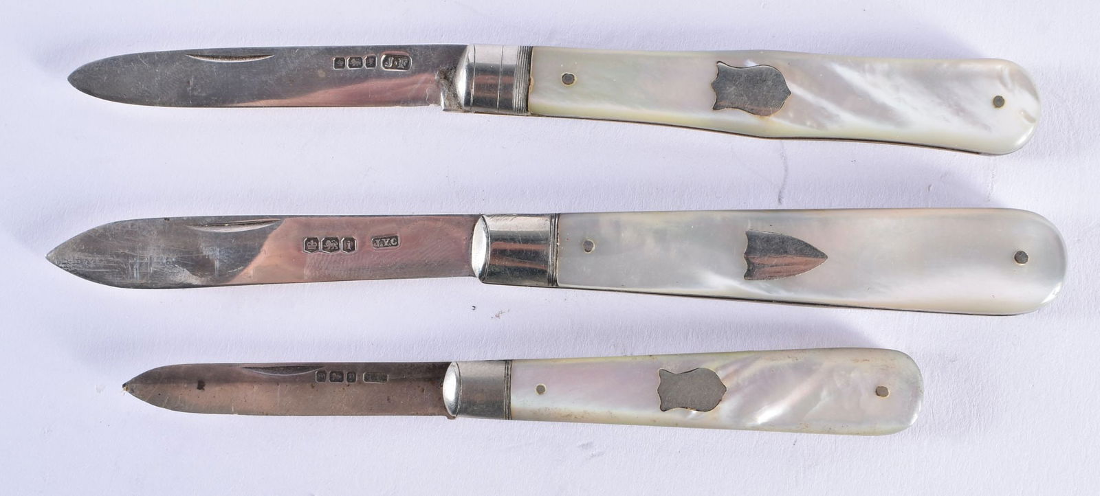 Three Folding Pen Knives with Silver Blades and Mother of Pearl Handles. Hallmarks for Sheffield 190 (1 of 6)