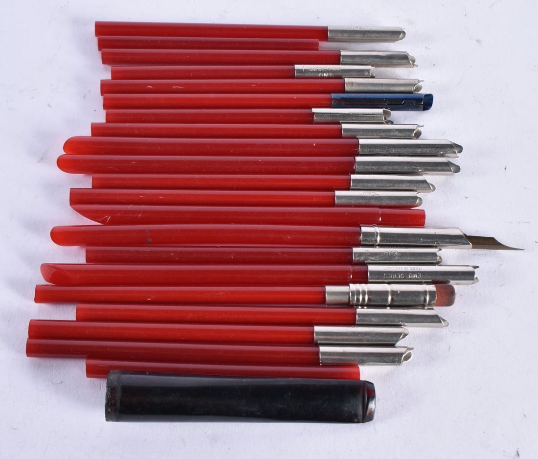 A CHERRY AMBER TYPE CHEROOT together with pens etc. 127 grams overall. (qty) (1 of 2)