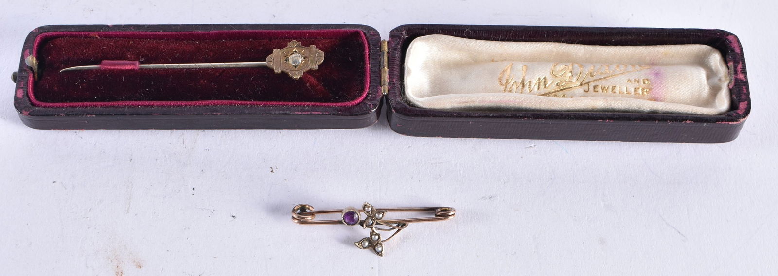 TWO ANTIQE 9CT GOLD BROOCHES. 3.2 grams. 6 cm x 1 cm. (2) (1 of 5)
