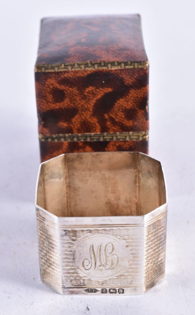 A BOXED SILVER NAPKIN RING. Birmingham 1942. 20.4 grams. 4 cm x 4 cm.: A BOXED SILVER NAPKIN RING. Birmingham 1942. 20.4 grams. 4 cm x 4 cm.