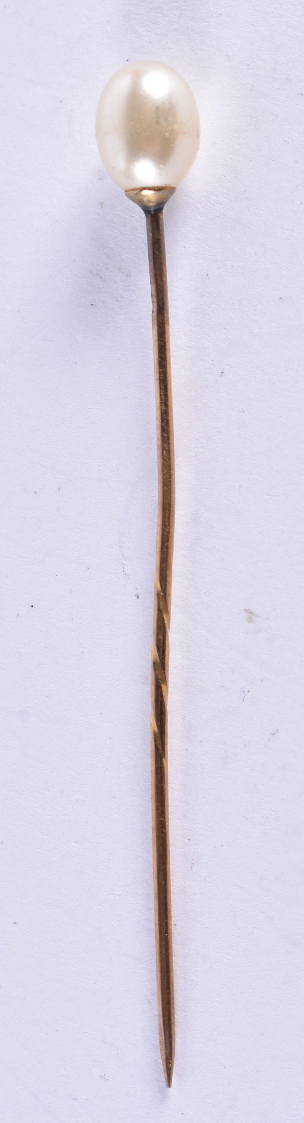 AN ANTIQUE YELLOW METAL TIE PIN. 0.9 grams. 5.75 cm x 0.5 cm. (1 of 2)