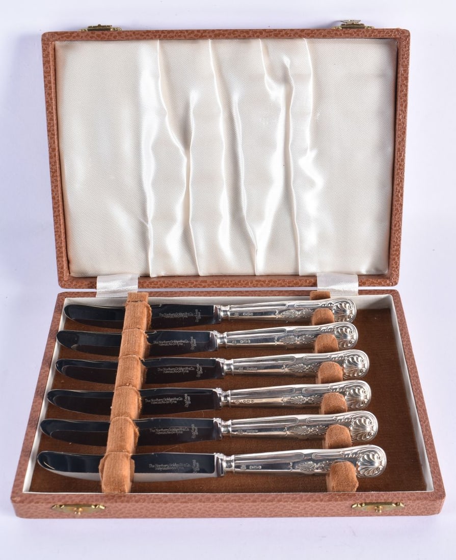 A CASED SET OF SILVER HANDLED KNIVES. Sheffield 1960. 143 grams overall. 17 cm long. (6) (1 of 4)