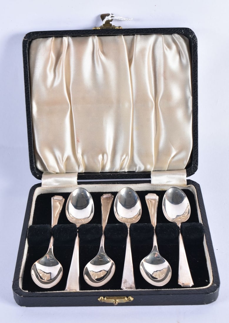 A CASED SET OF SILVER SPOONS. 70.9 grams. Sheffield 1948. 10.5 cm long. (6) (1 of 4)