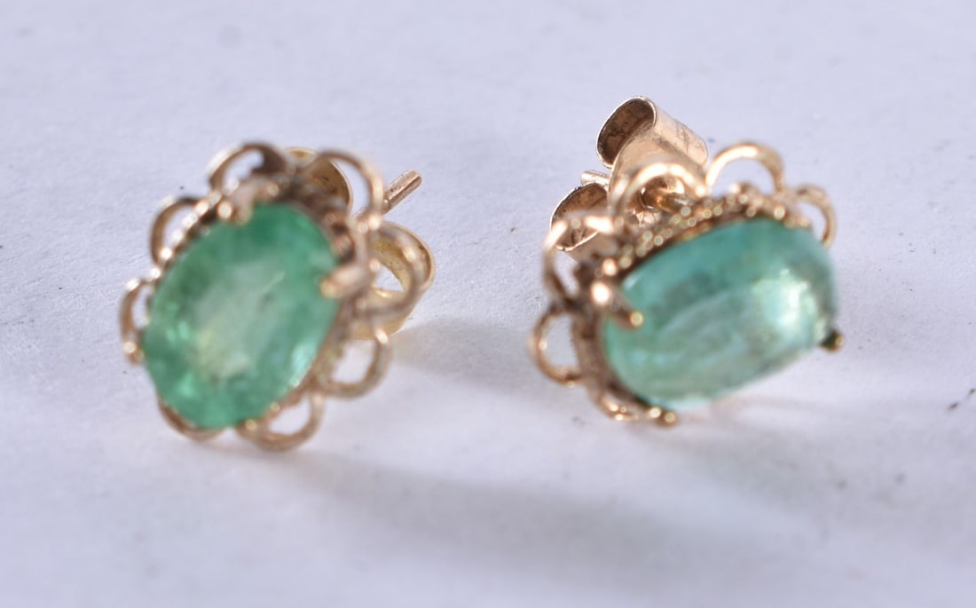 9ct gold emerald stud earrings (0.8g). 1 cm x 0.75 cm.: 9ct gold emerald stud earrings (0.8g). 1 cm x 0.75 cm.