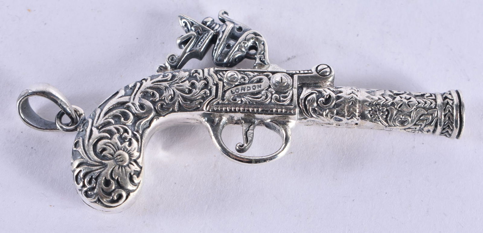 A SILVER GUN. 21.5 grams. 7 cm x 4 cm.: A SILVER GUN. 21.5 grams. 7 cm x 4 cm.