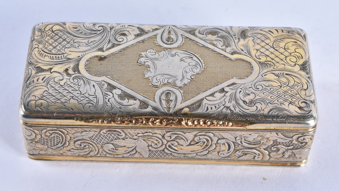 A SILVER GILT SNUFF BOX. 84.4 grams. 8.75 cm x 4 cm. (1 of 3)
