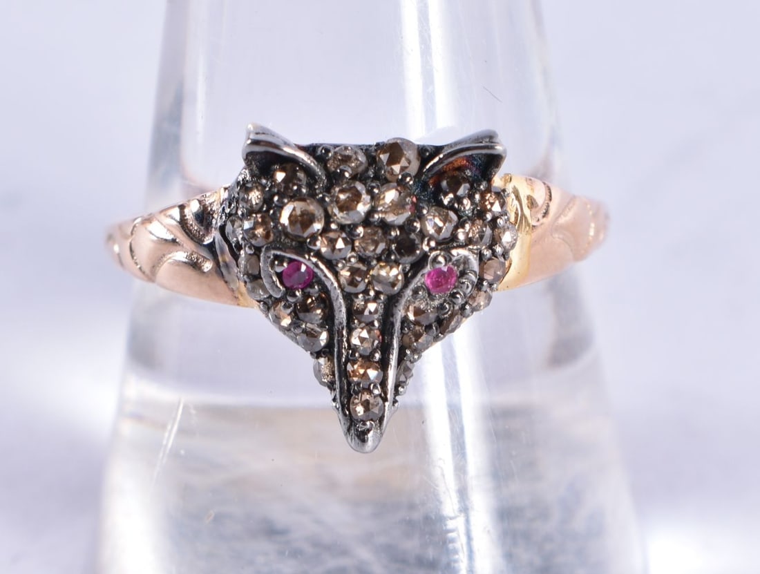 A GOLD ROSE DIAMOND FOX HEAD RING. S. 2.8 grams. (1 of 3)