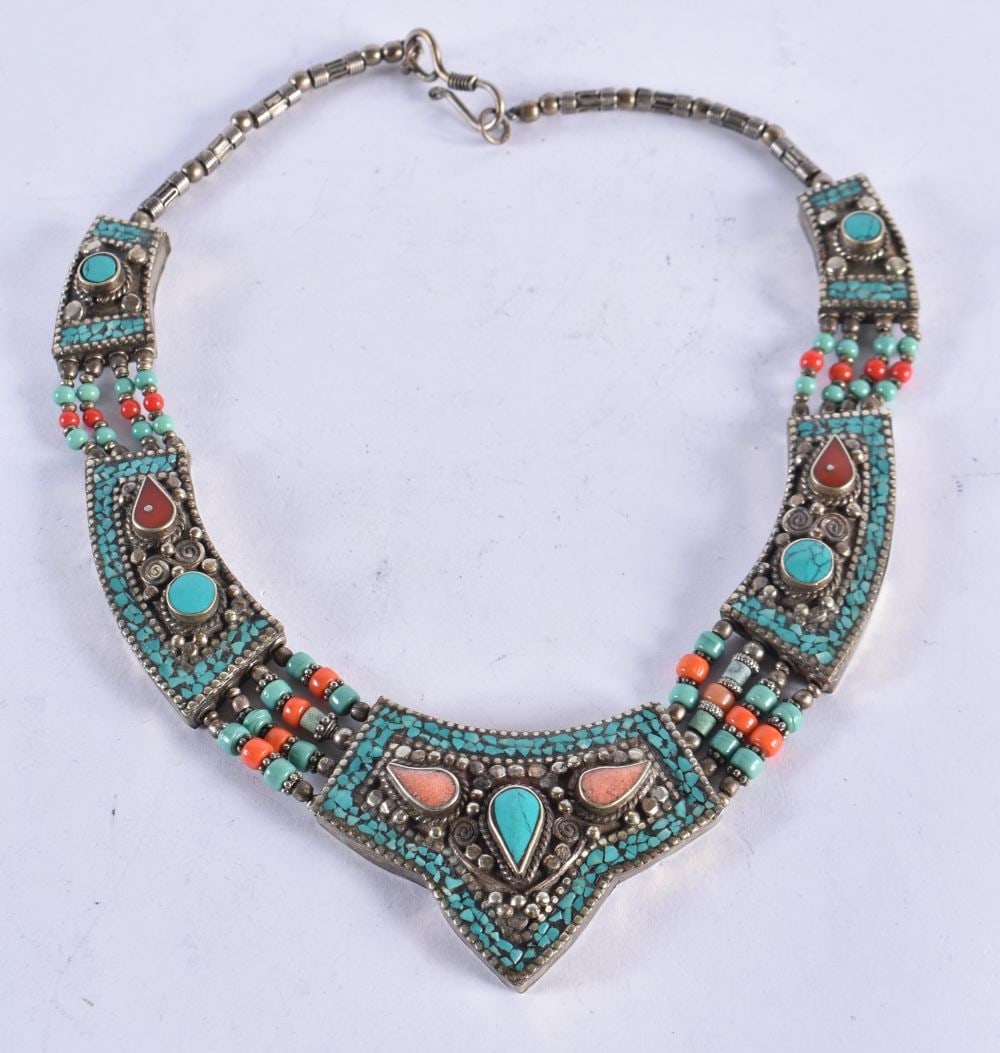 A SILVER AND TURQUOISE NECKLACE. 125.2 grams. 42 cm long.: A SILVER AND TURQUOISE NECKLACE. 125.2 grams. 42 cm long.
