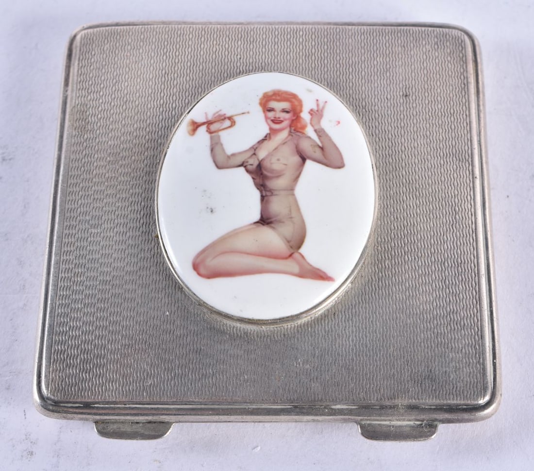 AN ART DECO SILVER COMPACT. 86.5 grams. Birmingham 1921. 6.5 cm x 6.75 cm. (1 of 4)