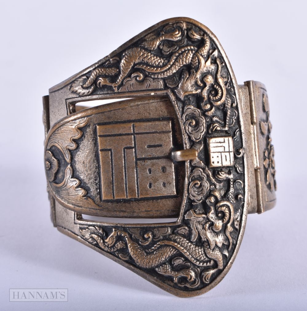 AN ANTIQUE CHINESE BANGLE. 102.5 grams. 5.5 cm wide internal diameter.: AN ANTIQUE CHINESE BANGLE. 102.5 grams. 5.5 cm wide internal diameter.