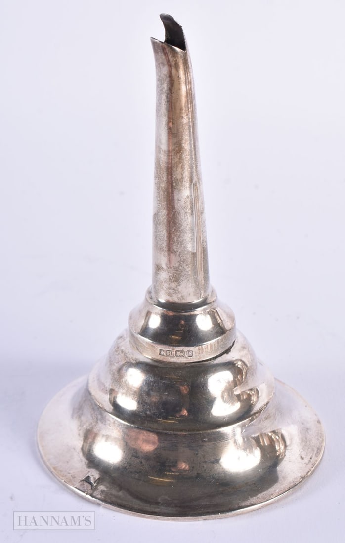 AN ANTIQUE SILVER WINE FUNNEL. 111 grams. Sheffield 1917. 15 cm high.: AN ANTIQUE SILVER WINE FUNNEL. 111 grams. Sheffield 1917. 15 cm high.