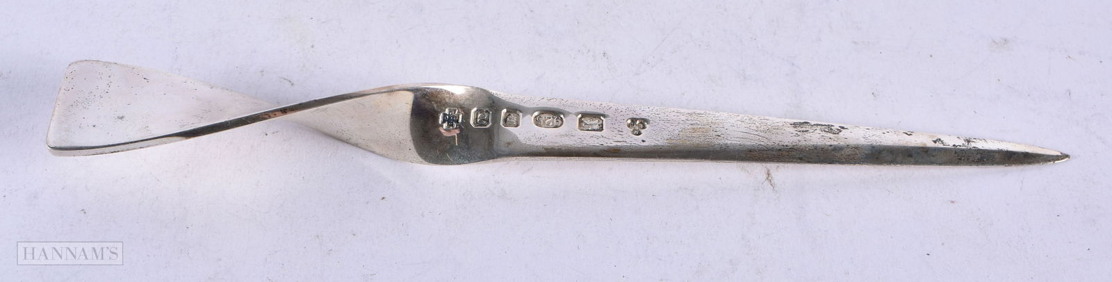 A MODERNIST SILVER LETTER OPENER. 84 grams. London 1956. 22 cm long.: A MODERNIST SILVER LETTER OPENER. 84 grams. London 1956. 22 cm long.