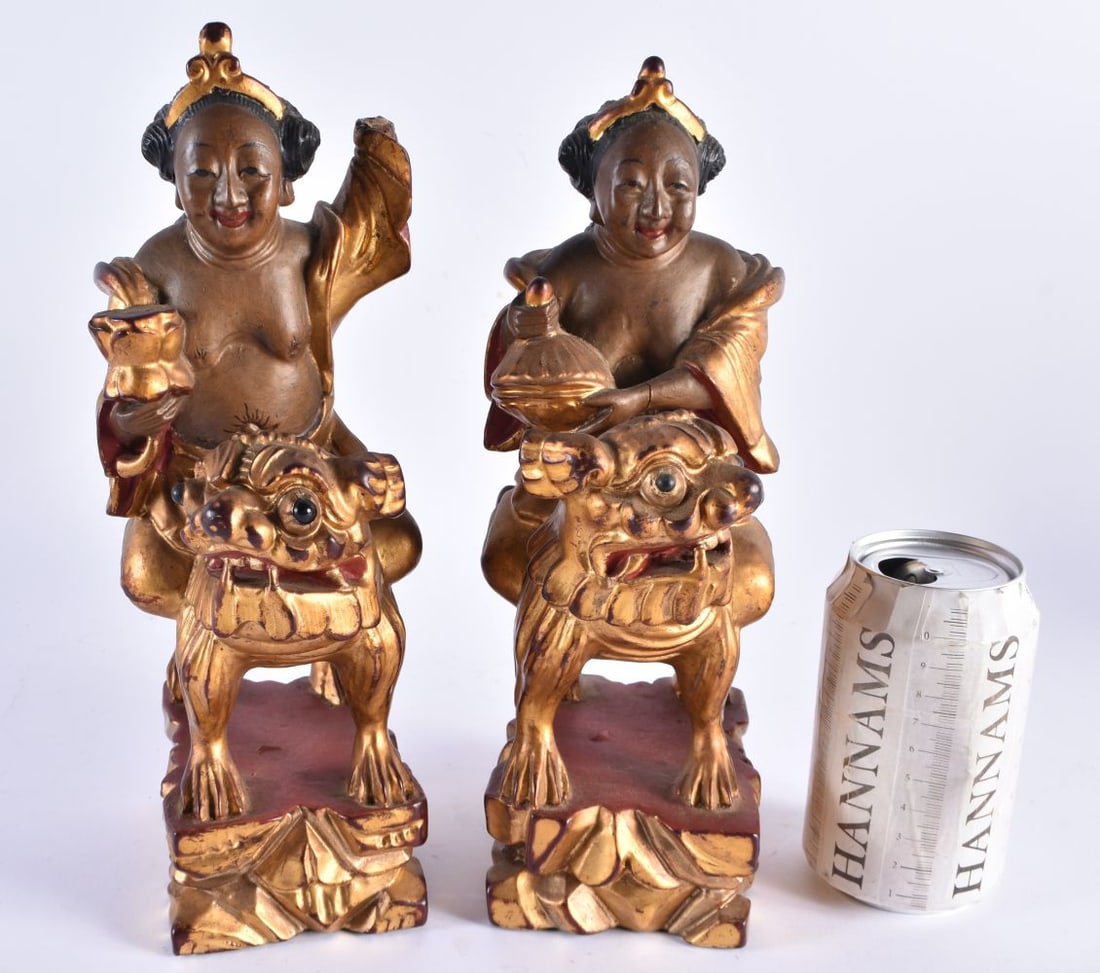 AN UNUSUAL PAIR OF 19TH CENTURY CHINESE GILTWOOD PAINTED WOOD TEMPLE GUARDIANS Qing. 27 cm high. (1 of 7)