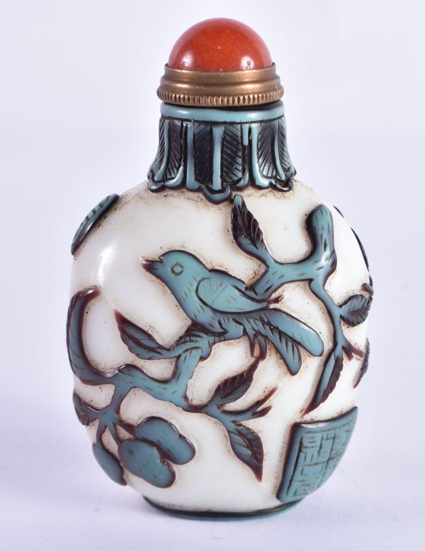 A CHINESE PEKING GLASS SNUFF BOTTLE. 7.5 cm x 4.75 cm.: A CHINESE PEKING GLASS SNUFF BOTTLE. 7.5 cm x 4.75 cm.