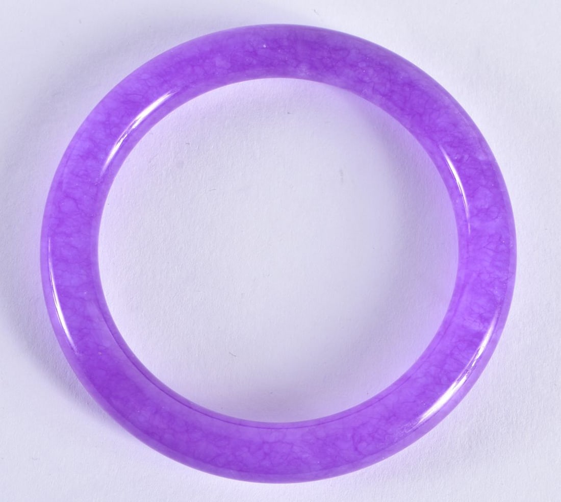A CHINESE LAVENDER JADE BANGLE. 33.1 grams. 5.5 cm internal width. (1 of 3)